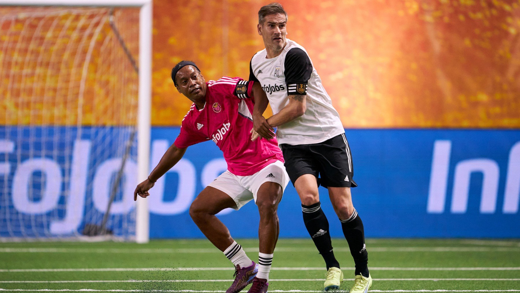 Ronaldinho y Alberto Lopo en la Kings League. (@KingsLeague)