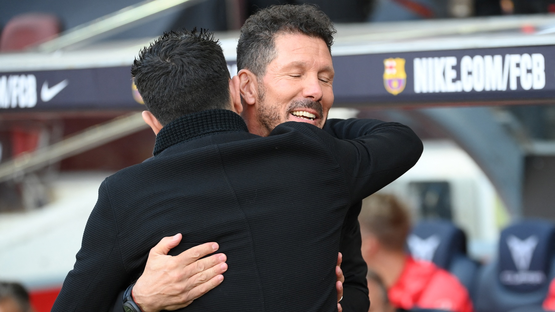 Xavi y Simeone se abrazan antes de un partido. (AFP)