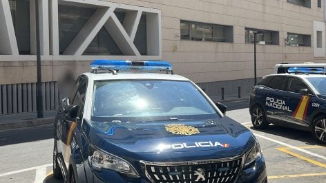Un vehículo de la Policía Nacional en Alicante.