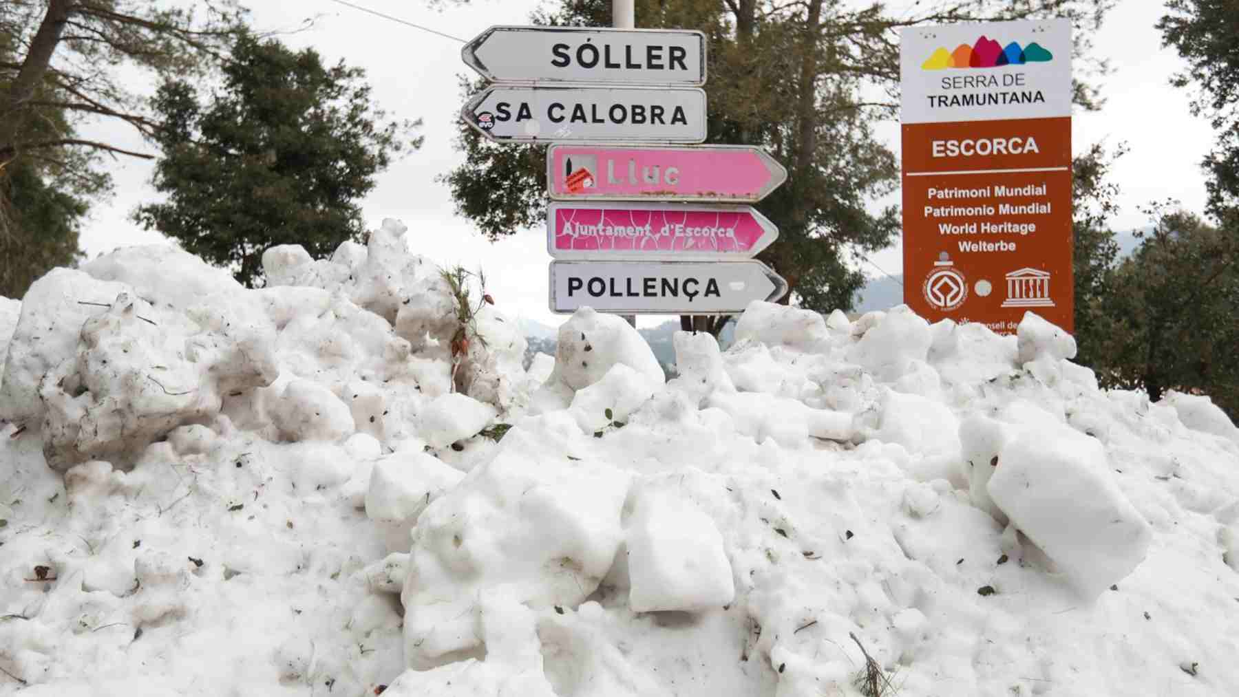 Una carretera nevada en Lluc, Mallorca – Tomás Moyá – Europa Press