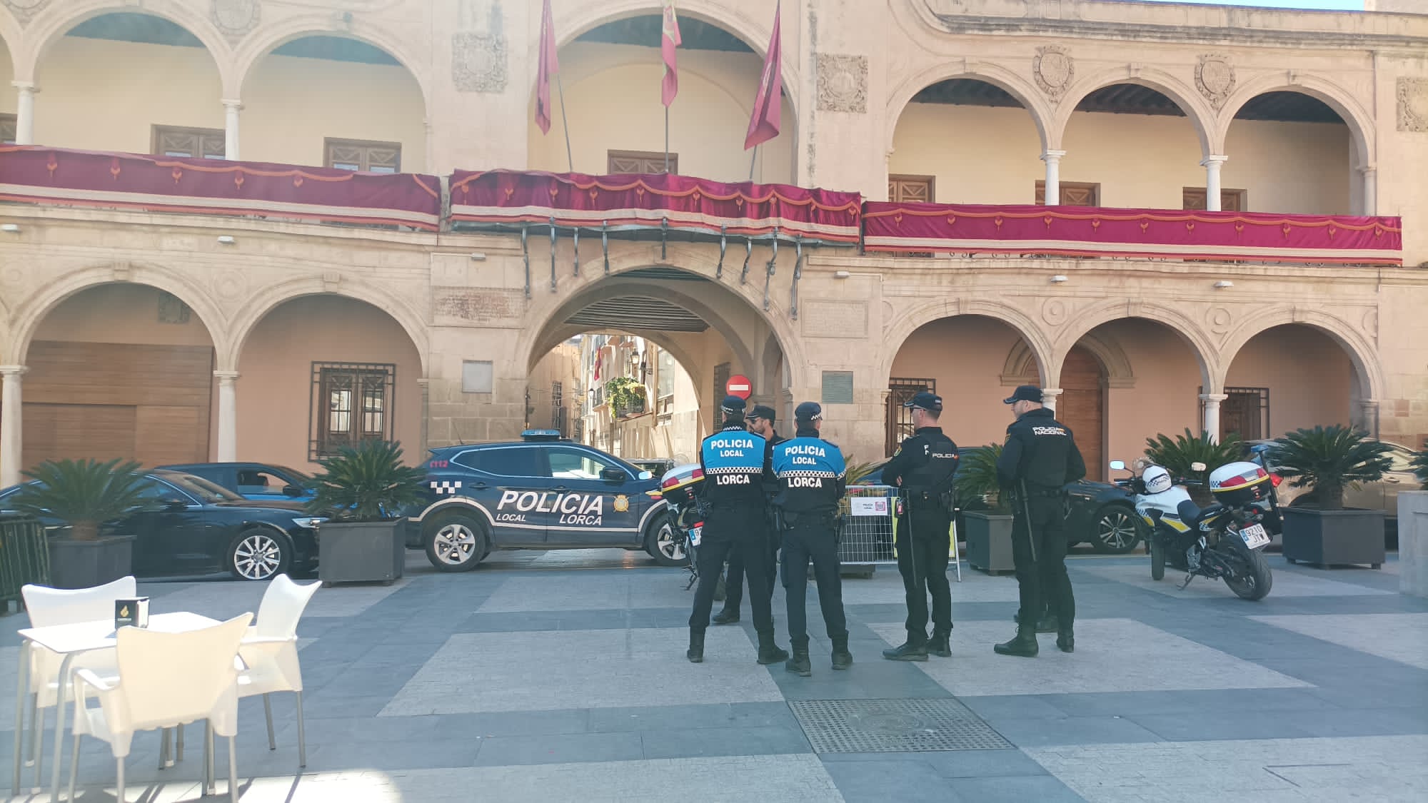 Policías en el Ayuntamiento de Lorca.
