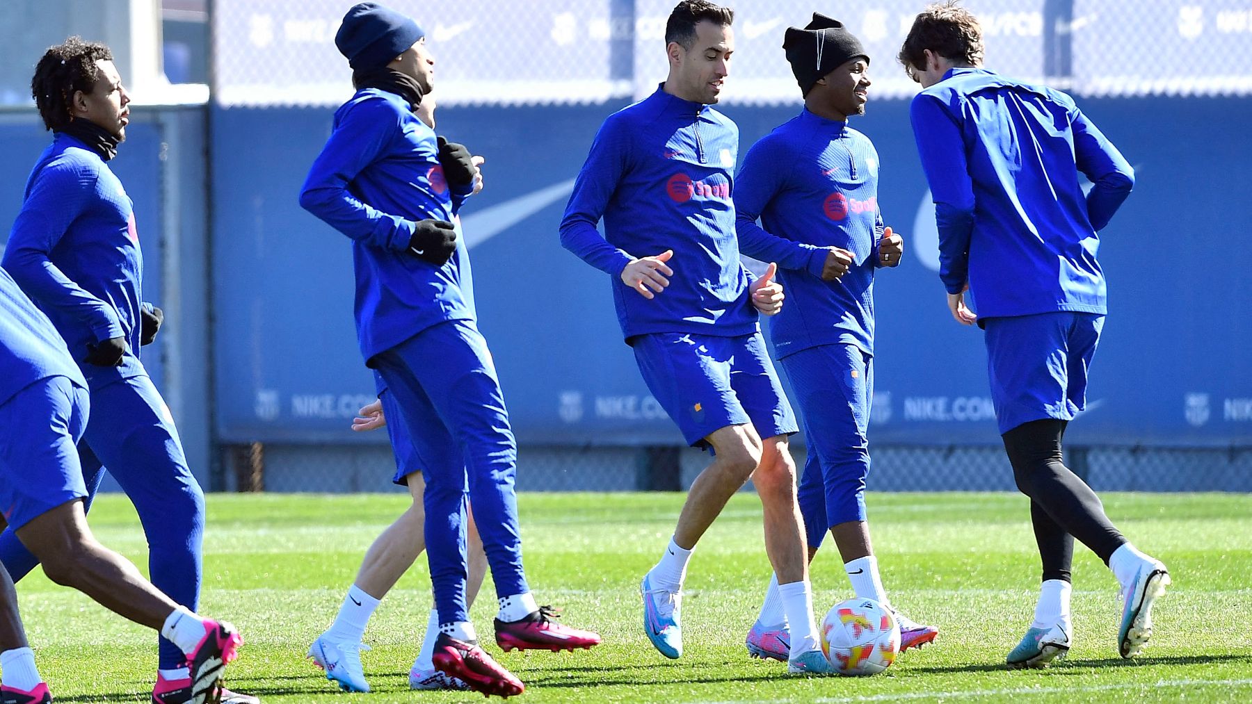 Los jugadores del Barcelona se entrenan en la Ciudad Deportiva Joan Gamper (AFP)