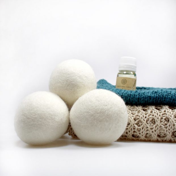 El truco de las bolas de lana para que la ropa salga planchada de la  secadora