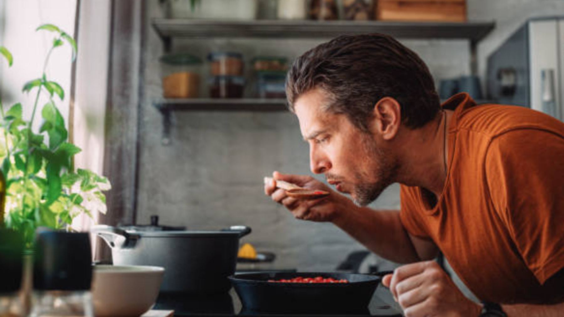 No lo hagas jamás: el alimento que la OCU prohíbe hacer en casa porque es muy peligroso