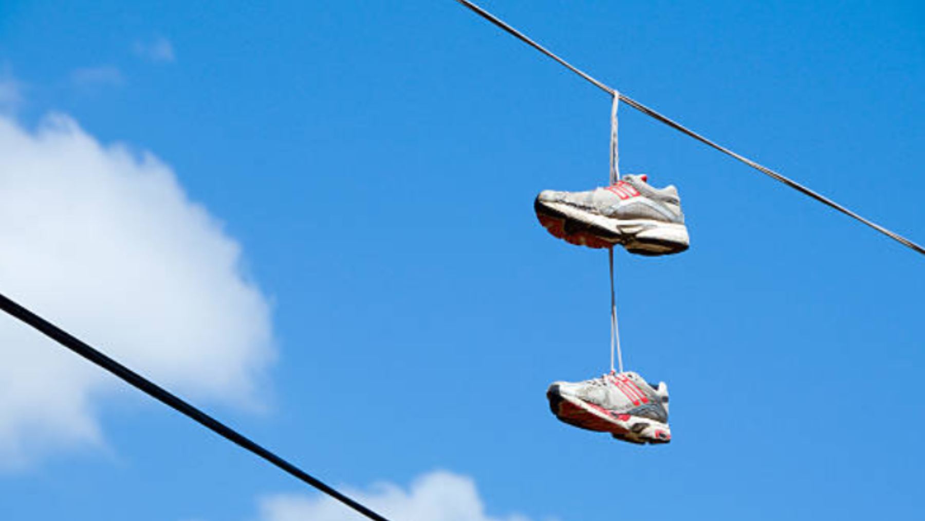 Cuidado si ves zapatillas colgadas en los cables de la luz: es peligroso