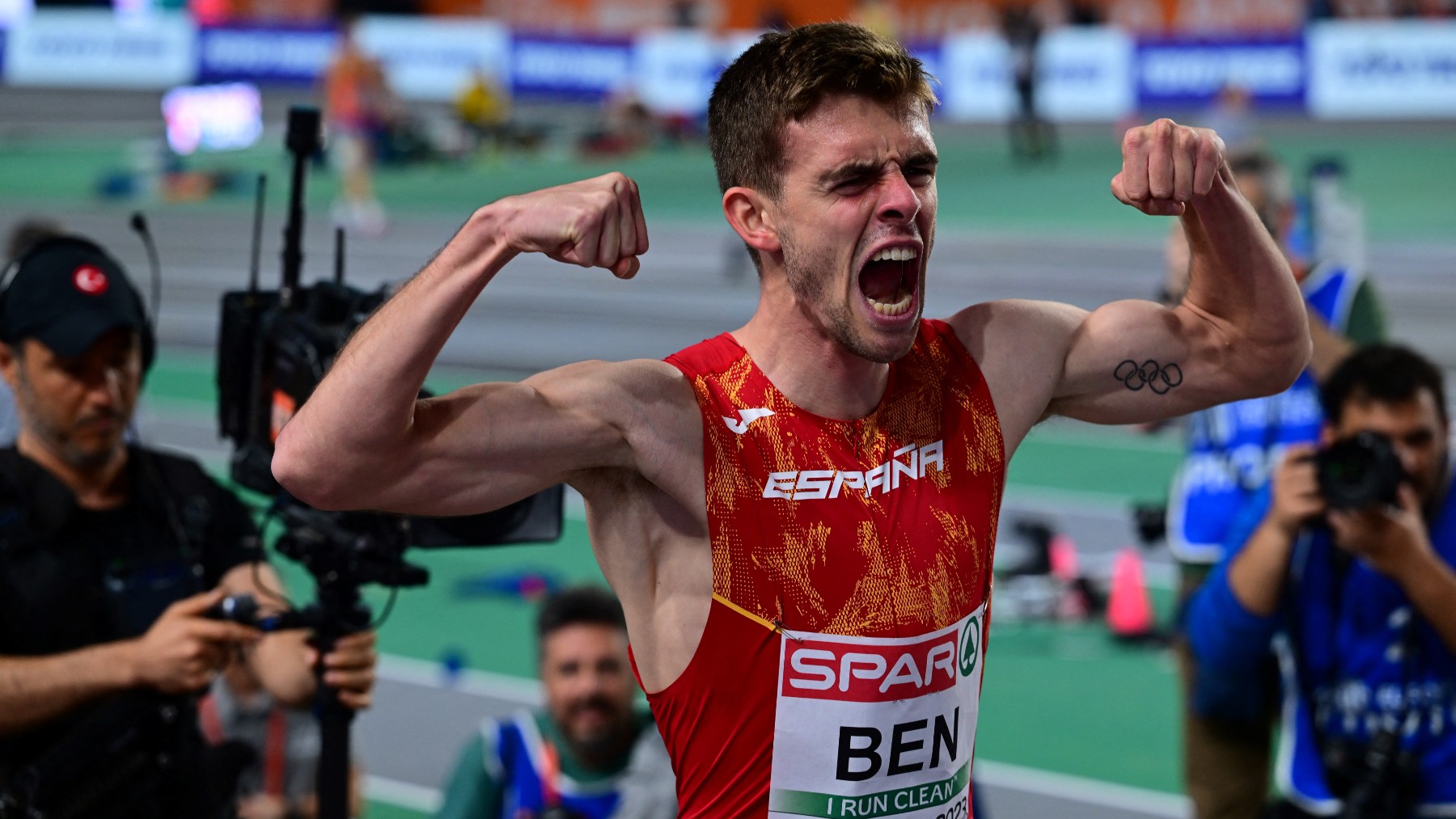 Adrián Ben celebra su oro en el europeo. (AFP)