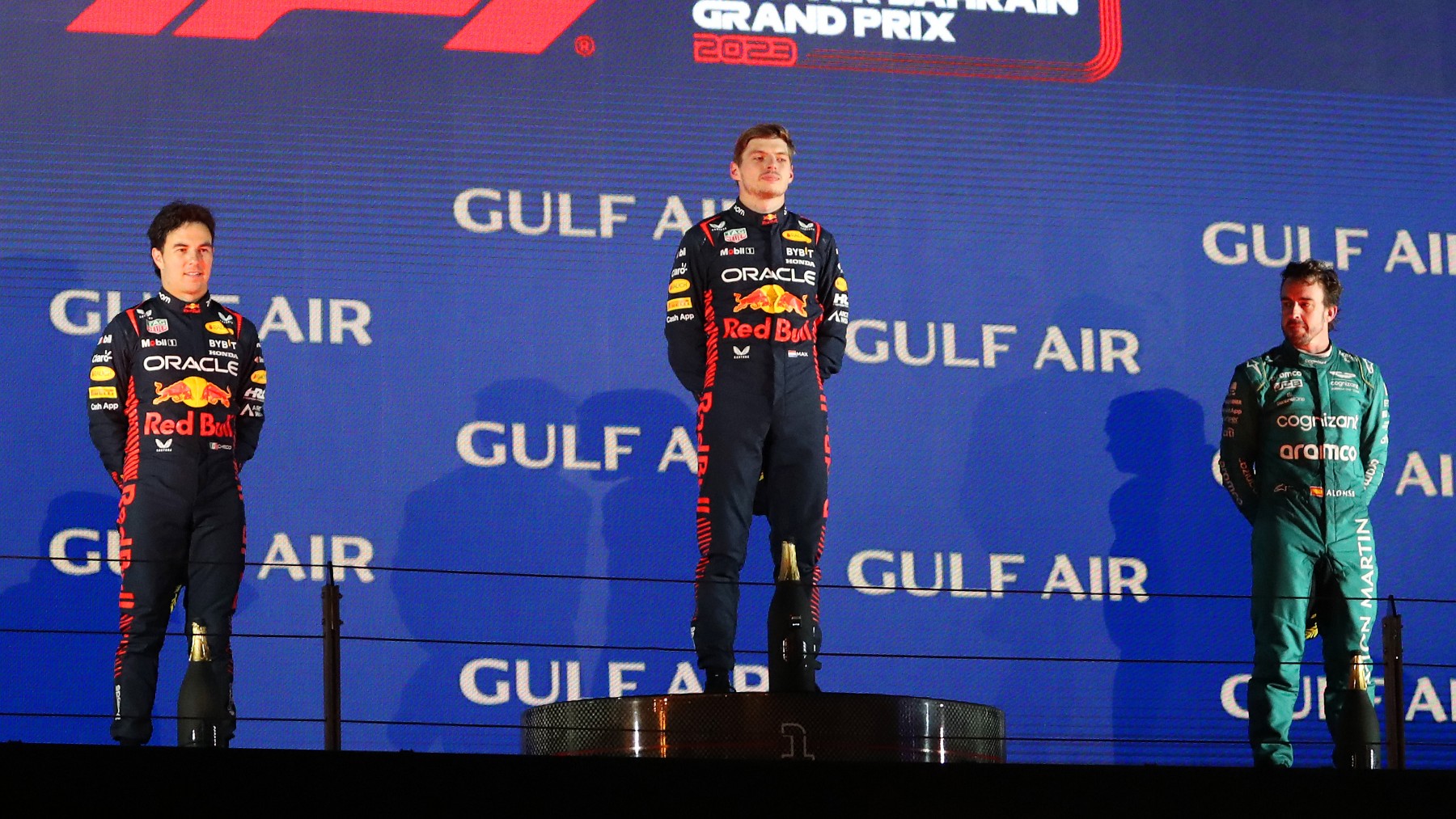 Fernando Alonso subido al podio en Bahrein (Getty)