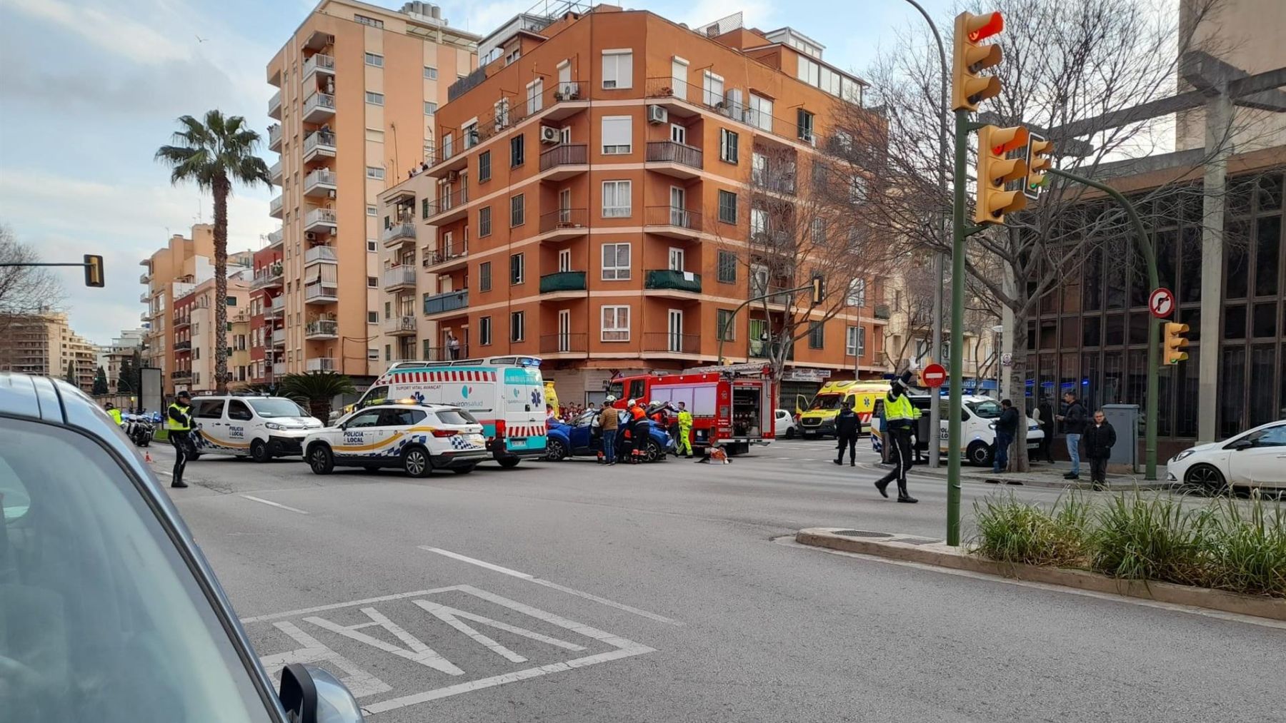 Un policía dirige el tráfico en Palma con motivo de que una ambulancia ha volcado tras chocar con un turismo en la calle calle Joan Massanet i Moragues, esquina con General Riera.  (Europa Press)