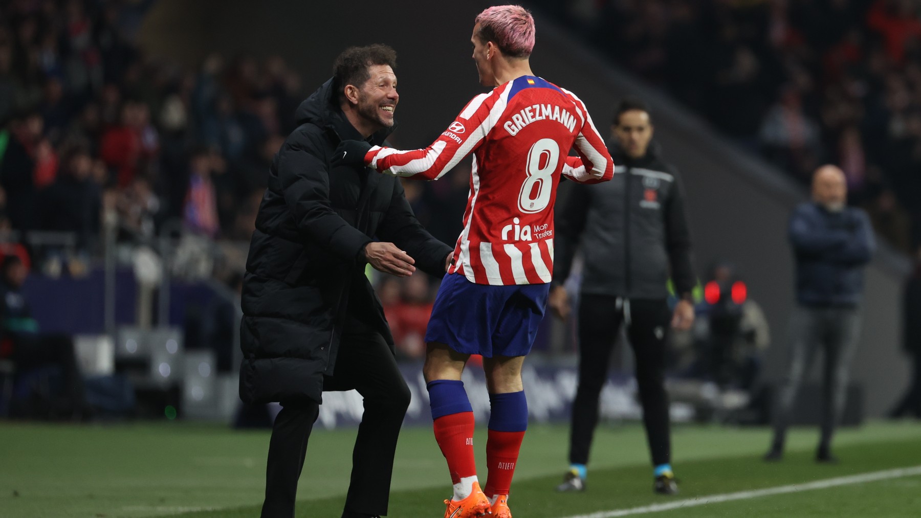 Griezmann y Simeone se abrazan tras el gol del francés. (EFE)