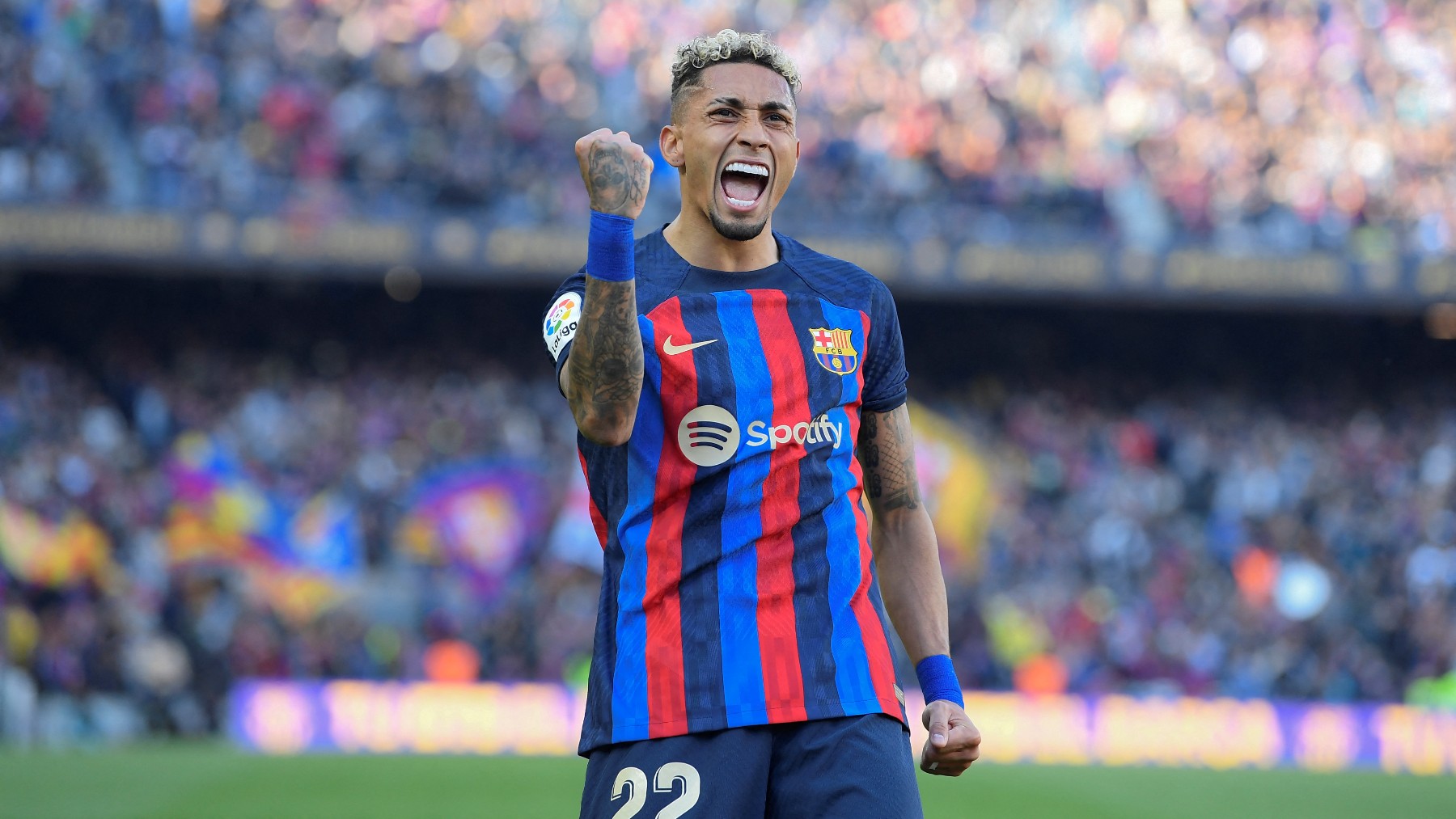 Raphinha celebra un gol con el Barcelona. (AFP)