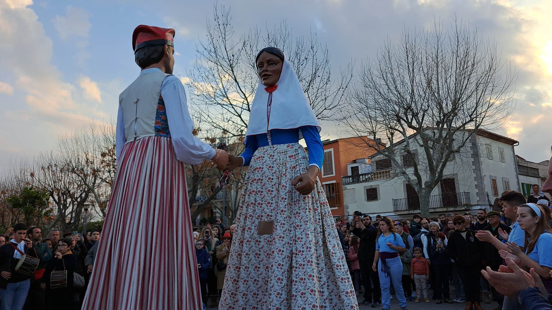 Un momento del desfile de los ‘gegants’ por el centro de Alcudia.
