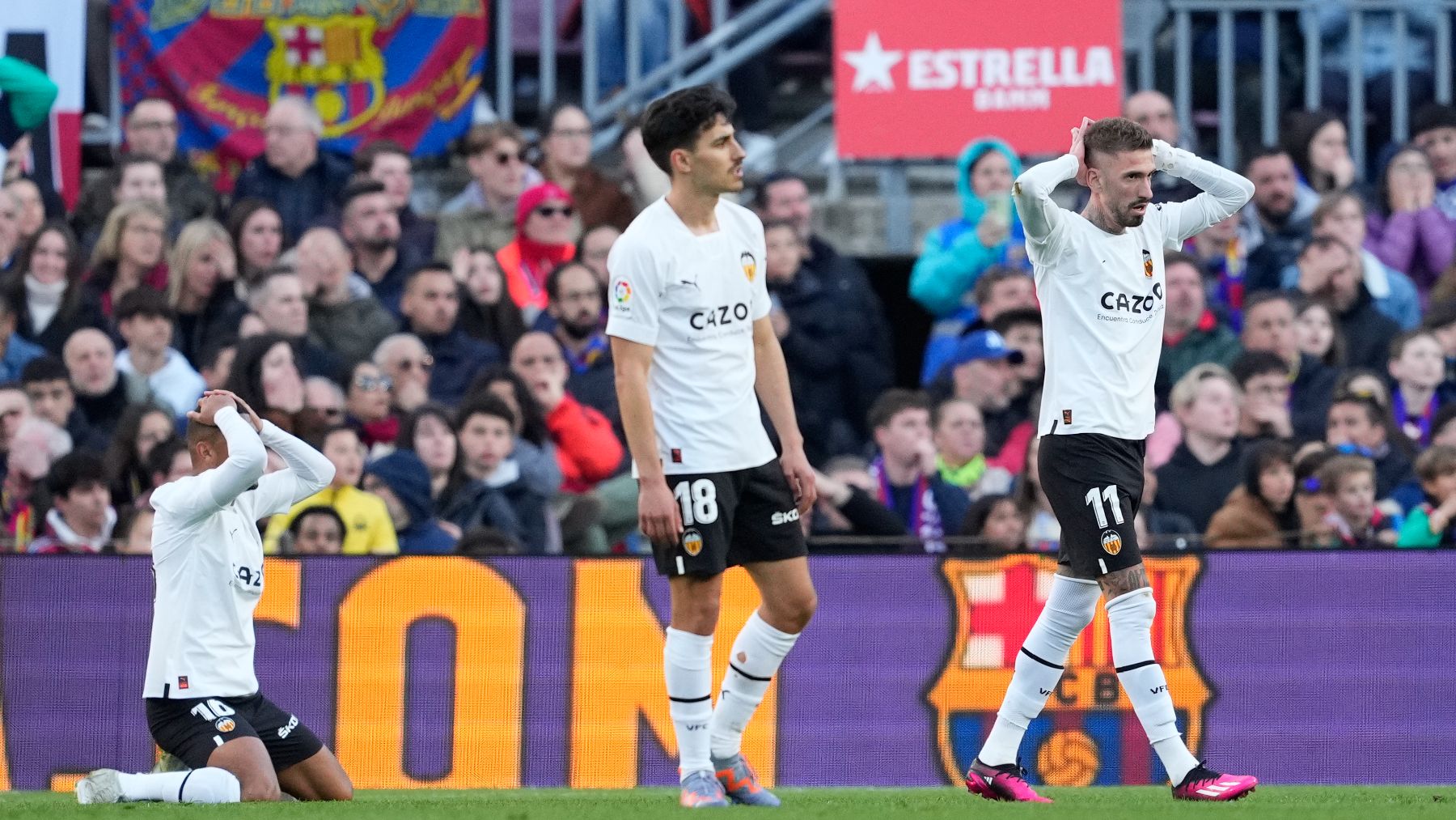 Los jugadores del Valencia se lamentan (EFE)