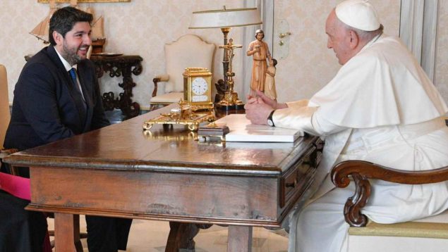 López Miras traslada al Papa Francisco su «compromiso con la familia y la defensa de la vida»