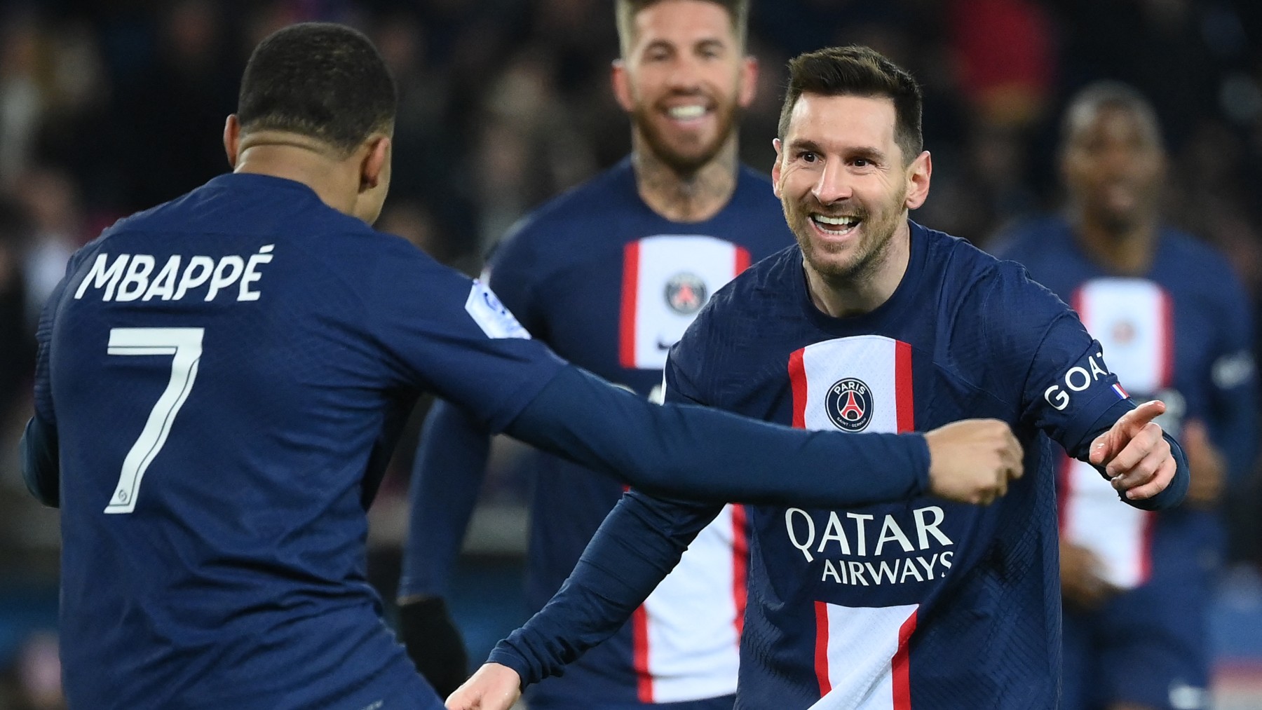 Messi celebra con Mbappé un gol en el PSG (AFP)
