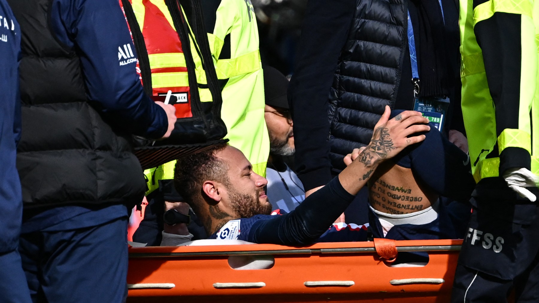Neymar se retira en camilla durante el partido ante el Lille. (AFP)