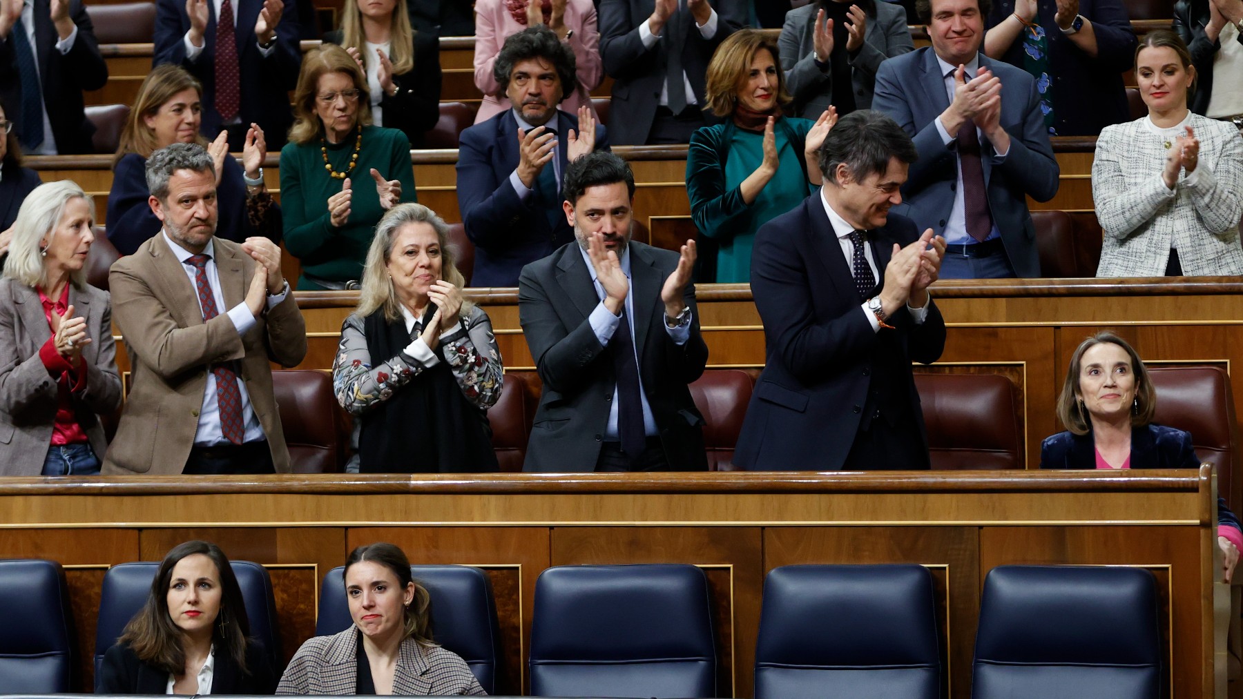 Gamarra aplaudida por su bancada detrás de Belarra y Montero. (Foto: Efe)