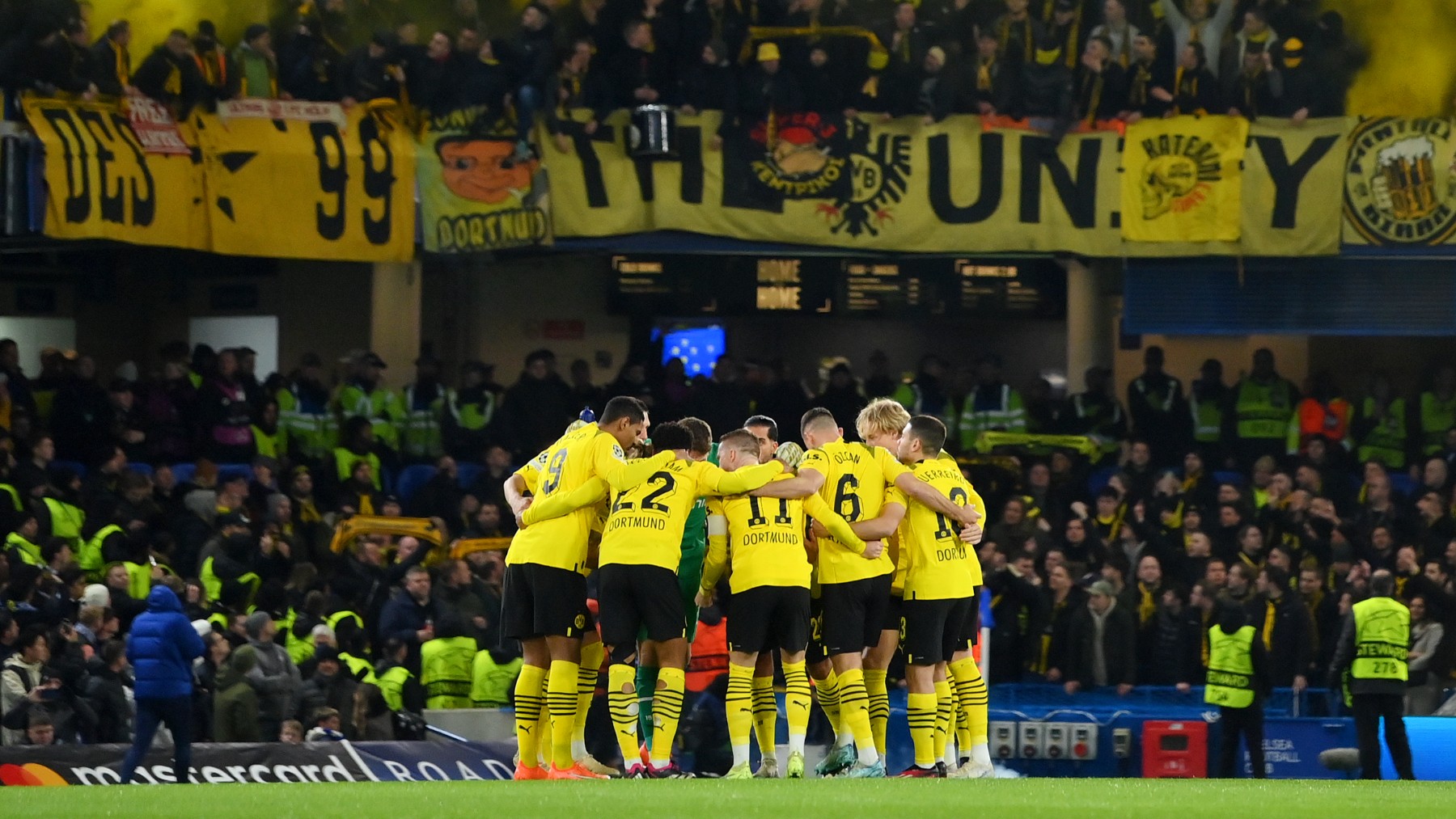 Los jugadores del Borussia Dortmund antes del comienzo del partido contra el Chelsea. (Getty)