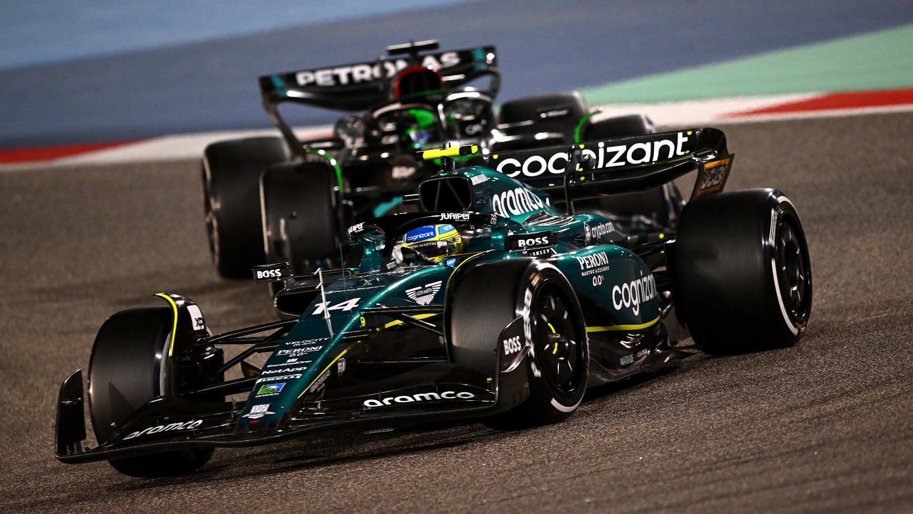 Alonso por delante de Russell en Bahrein. (AFP)