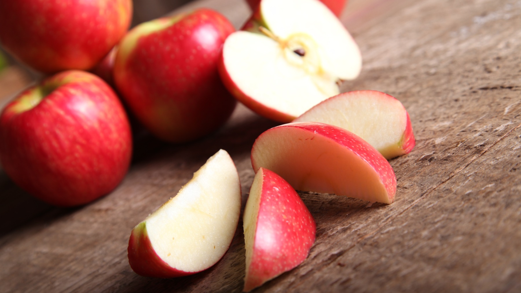 Ni se te ocurra comerte una manzana a esta hora: los expertos explican el motivo