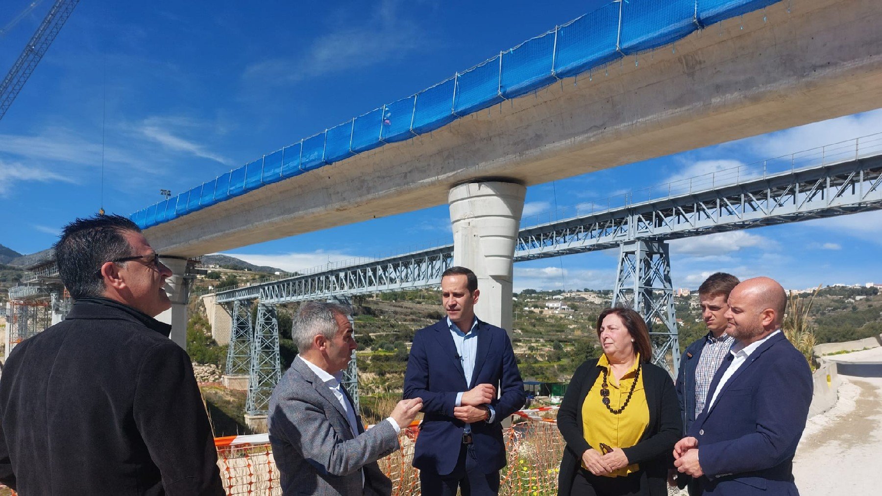 Miguel Barrachina, este martes, bajo uno de los puentes que no puede pasar el tranvía de la línea Denia-Alicante.