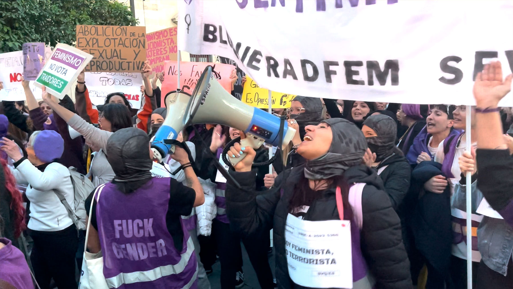 Cientos de feministas de Sevilla claman contra la “misógina” Montero: “¡Ser mujer no es un sentimiento!”.