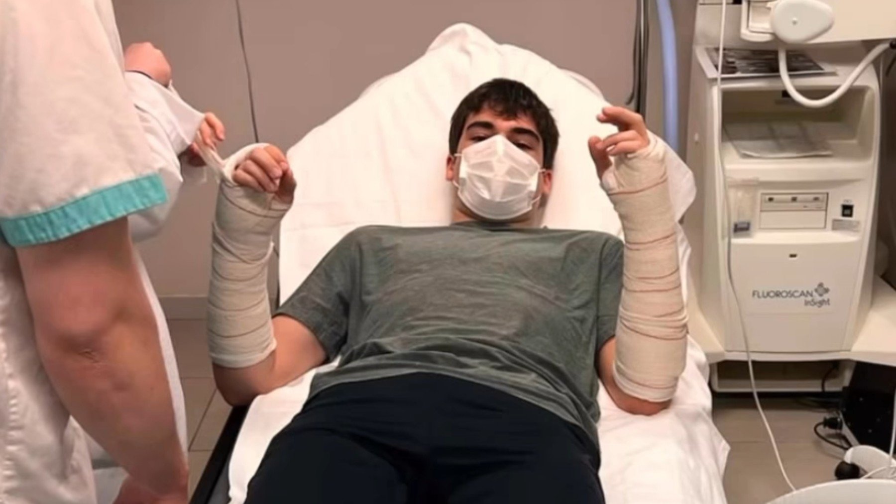 Lance Stroll, tras ser operado después de su accidente en bicicleta. (Captura de pantalla)