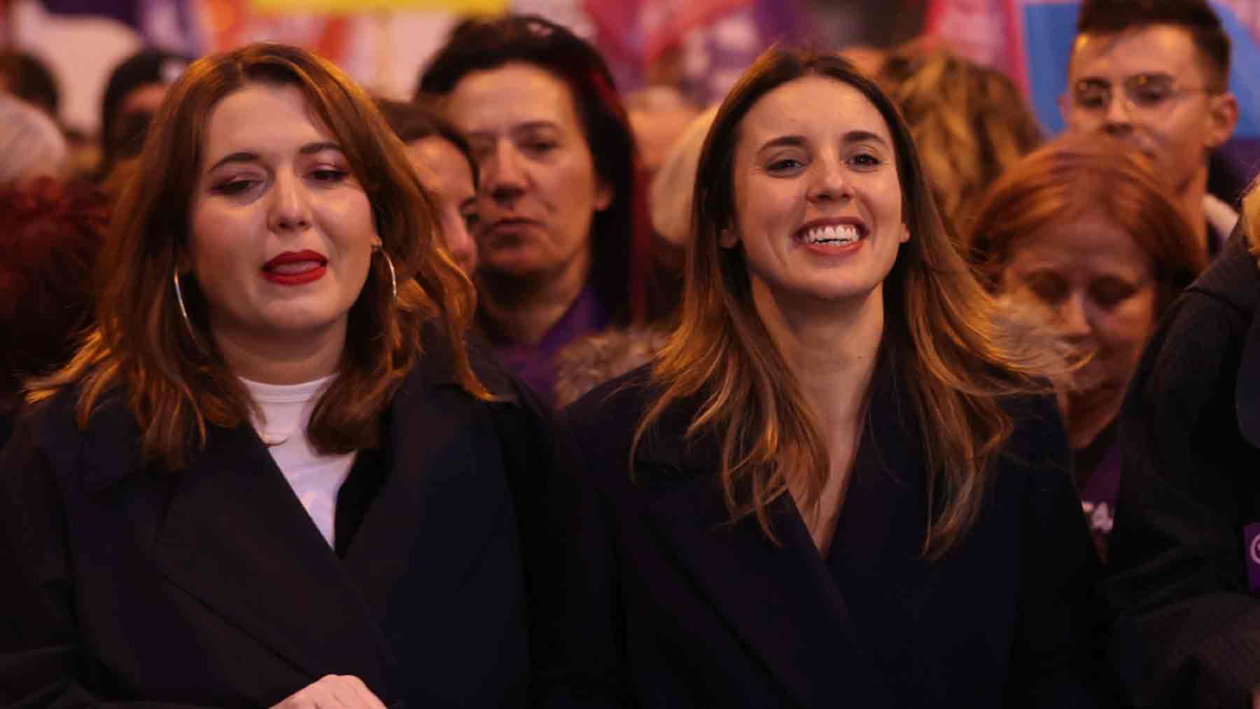 Ángela Rodríguez ‘Pam’ e Irene Montero. (Foto: EFE)