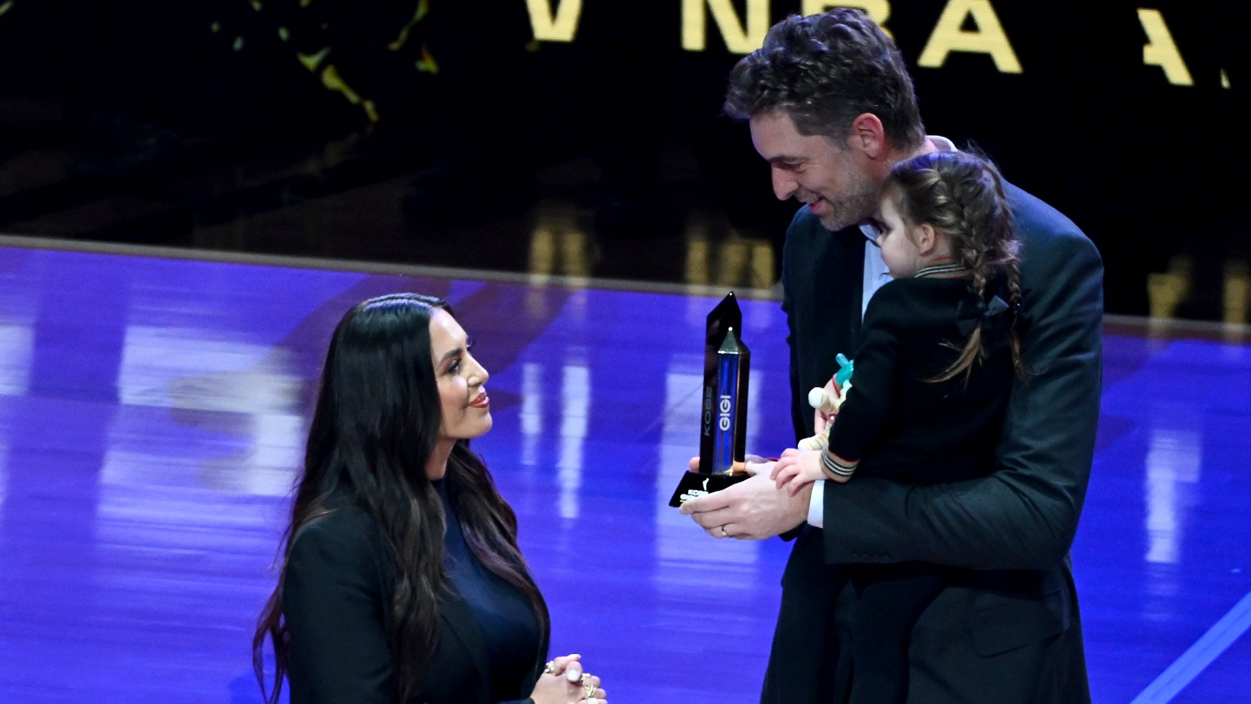 Pau Gasol, junto a su hija y a la mujer de Kobe Bryant. (Getty)