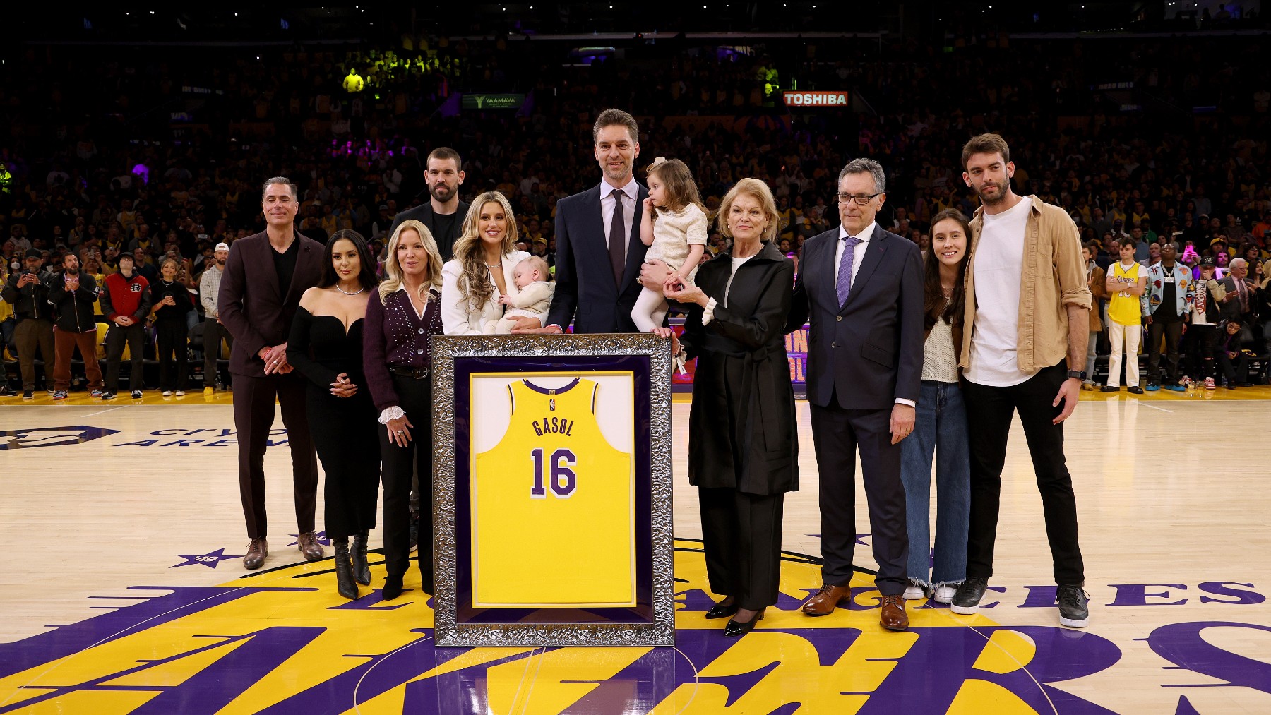 Pau Gasol posa con su familia con la camiseta de los Lakers. (Getty)