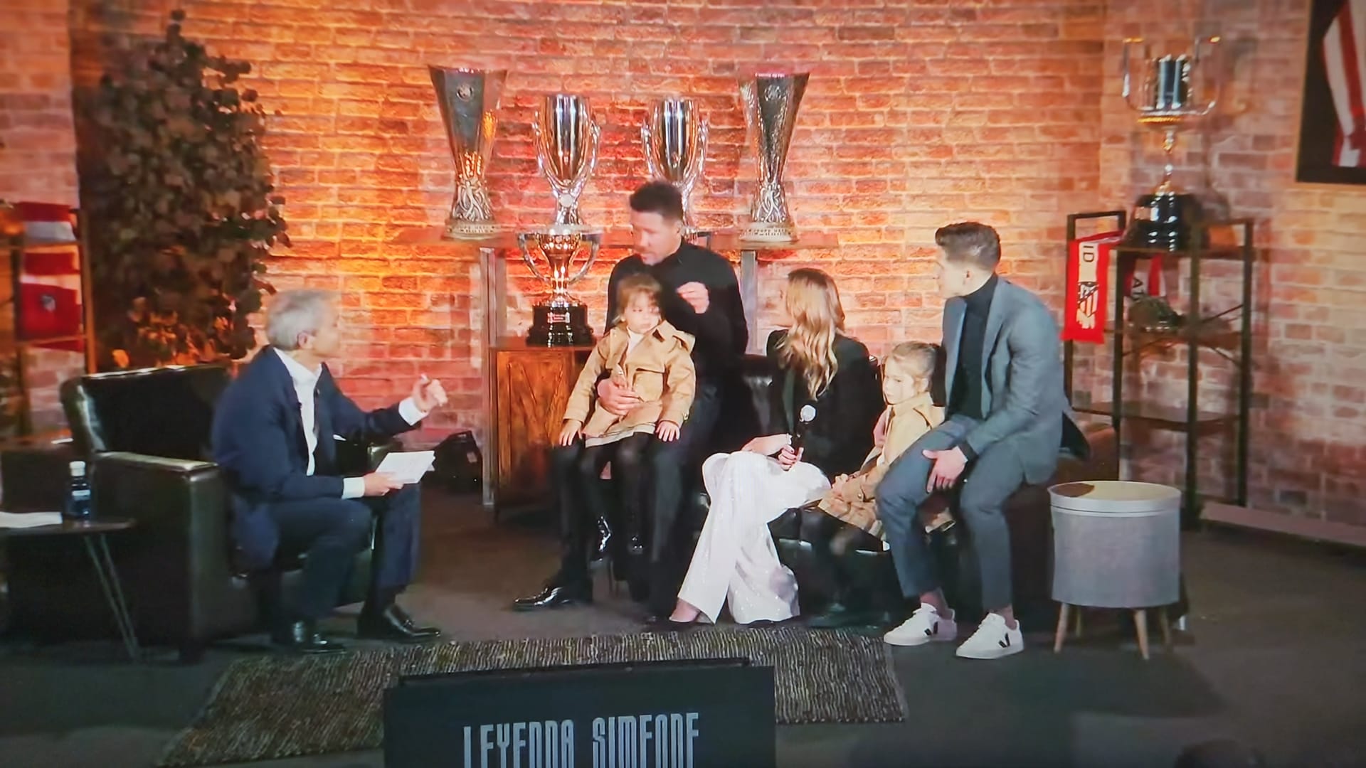 Simeone con sus hijos, su esposa y su hijo