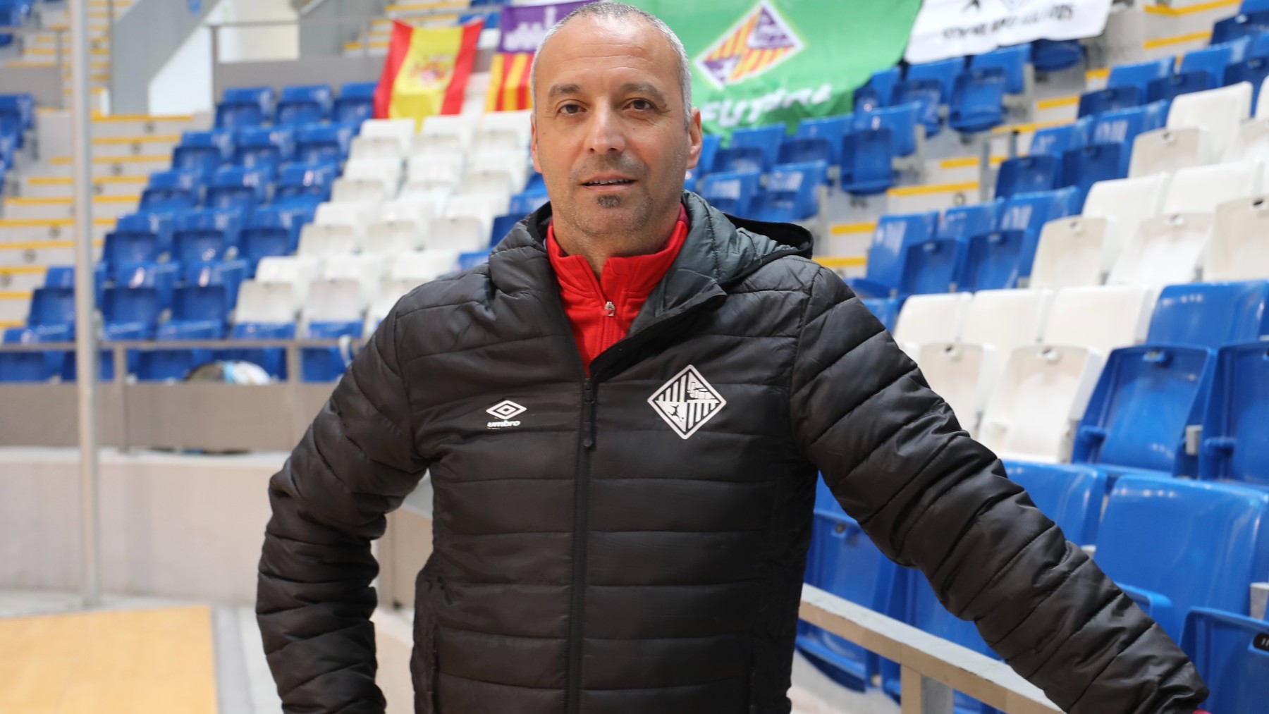 Antonio Vadillo posa junto a la grada de Son Moix (1)