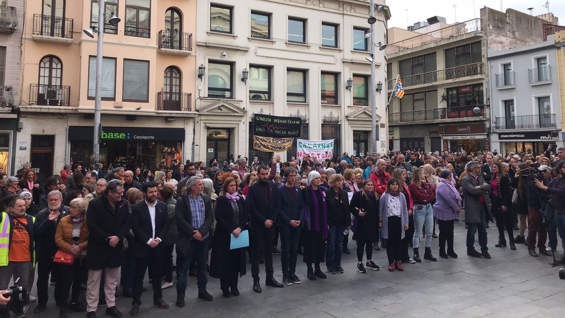 Concentración ante el Ayuntamiento de Badalona en apoyo de la niña de 11 años y su familia (Foto: Europa Press).
