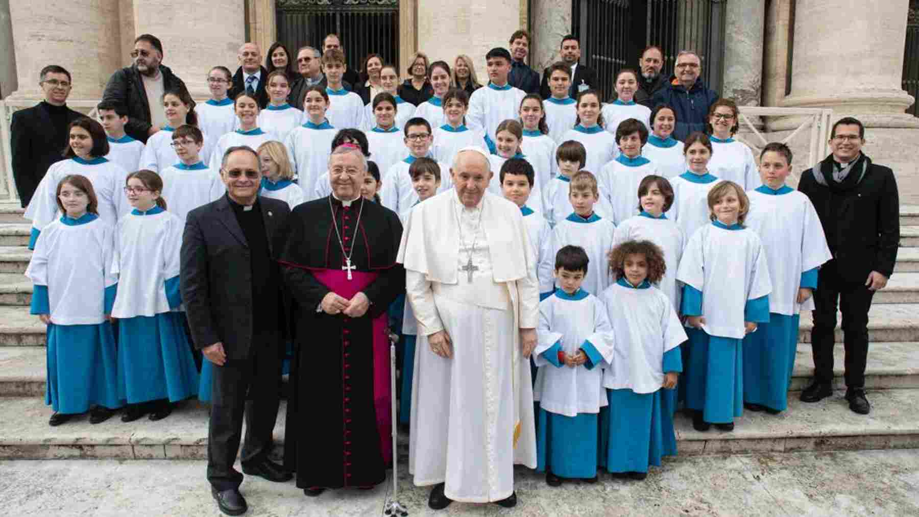 Los ‘Blauets’ de Lluc en una foto junto al papa Francisco. SANTUARI DE LLUC