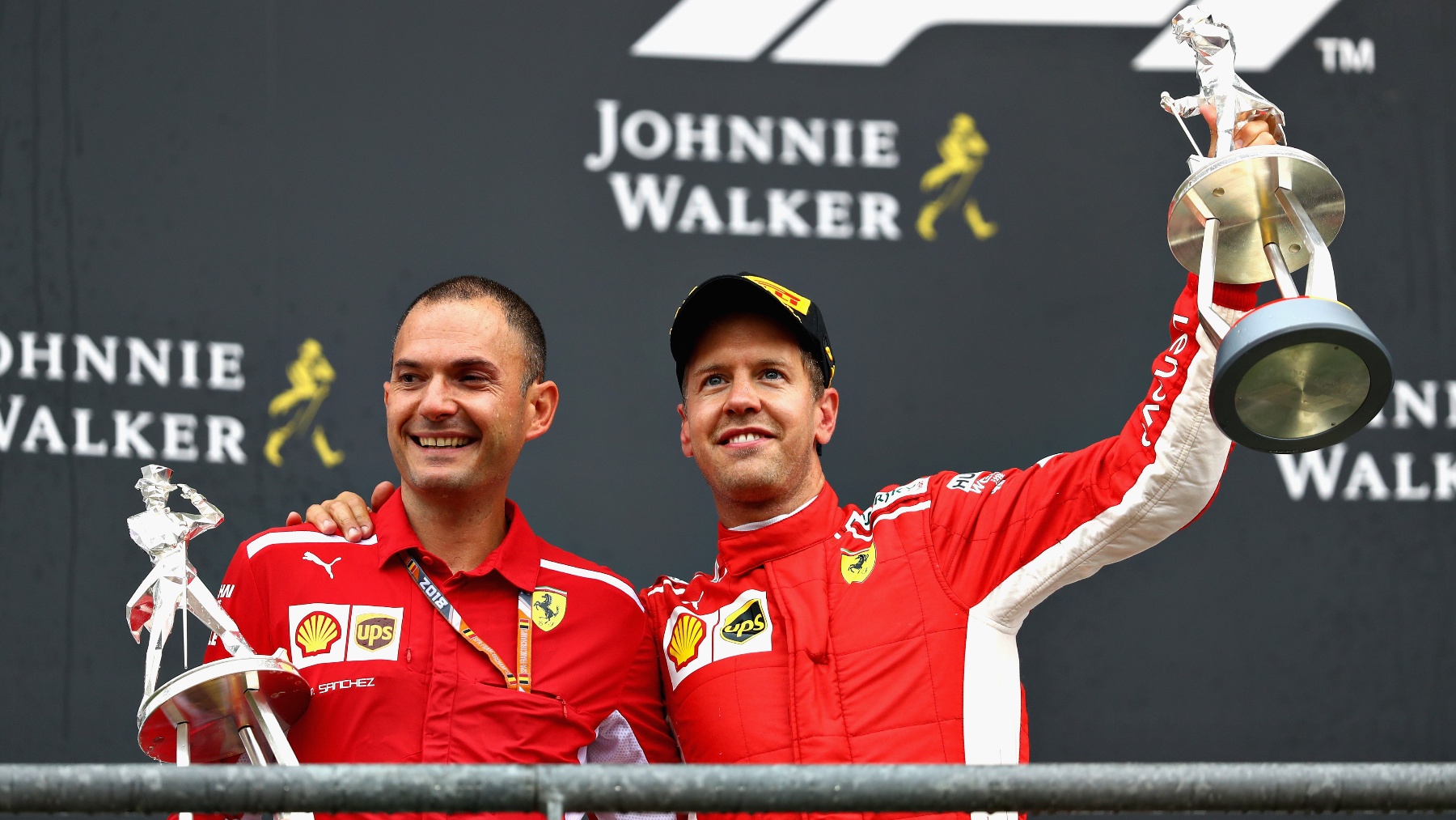 David Sánchez junto a Vettel en la ceremonia de un Gran Premio. (Getty)