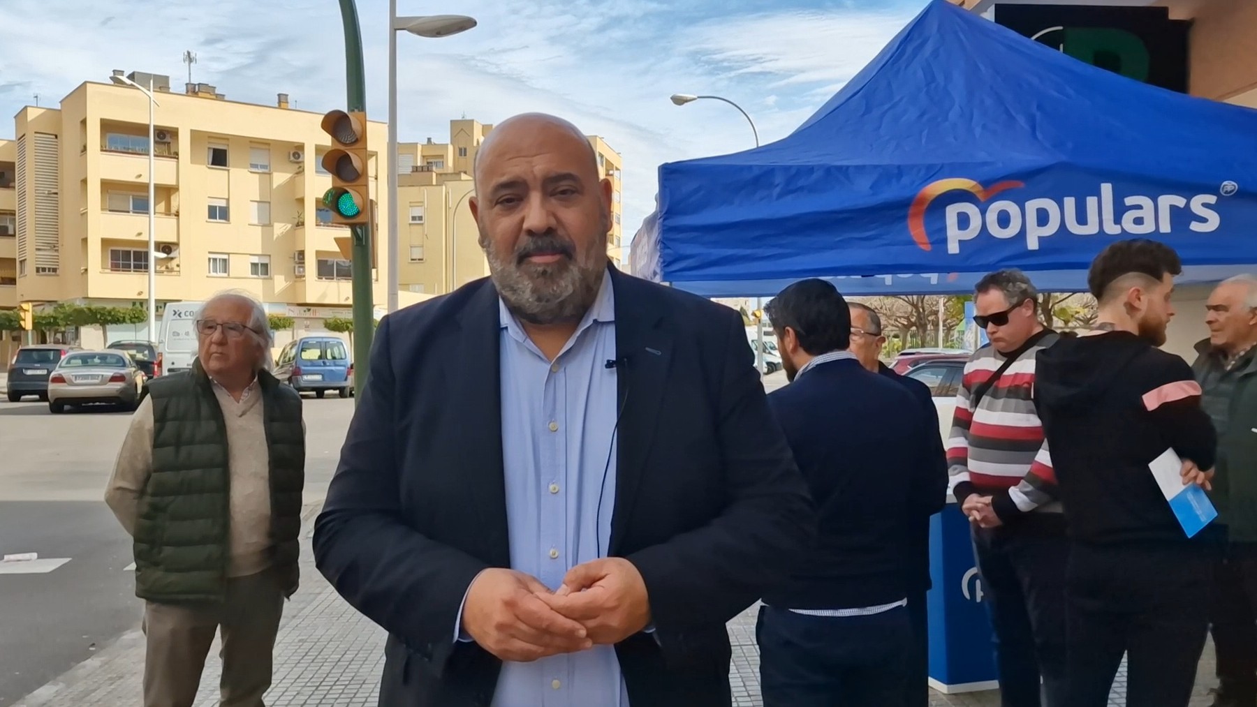 El candidato del PP a la alcaldía de Palma, Jaime Martínez, visita la zona de plaza de toros.