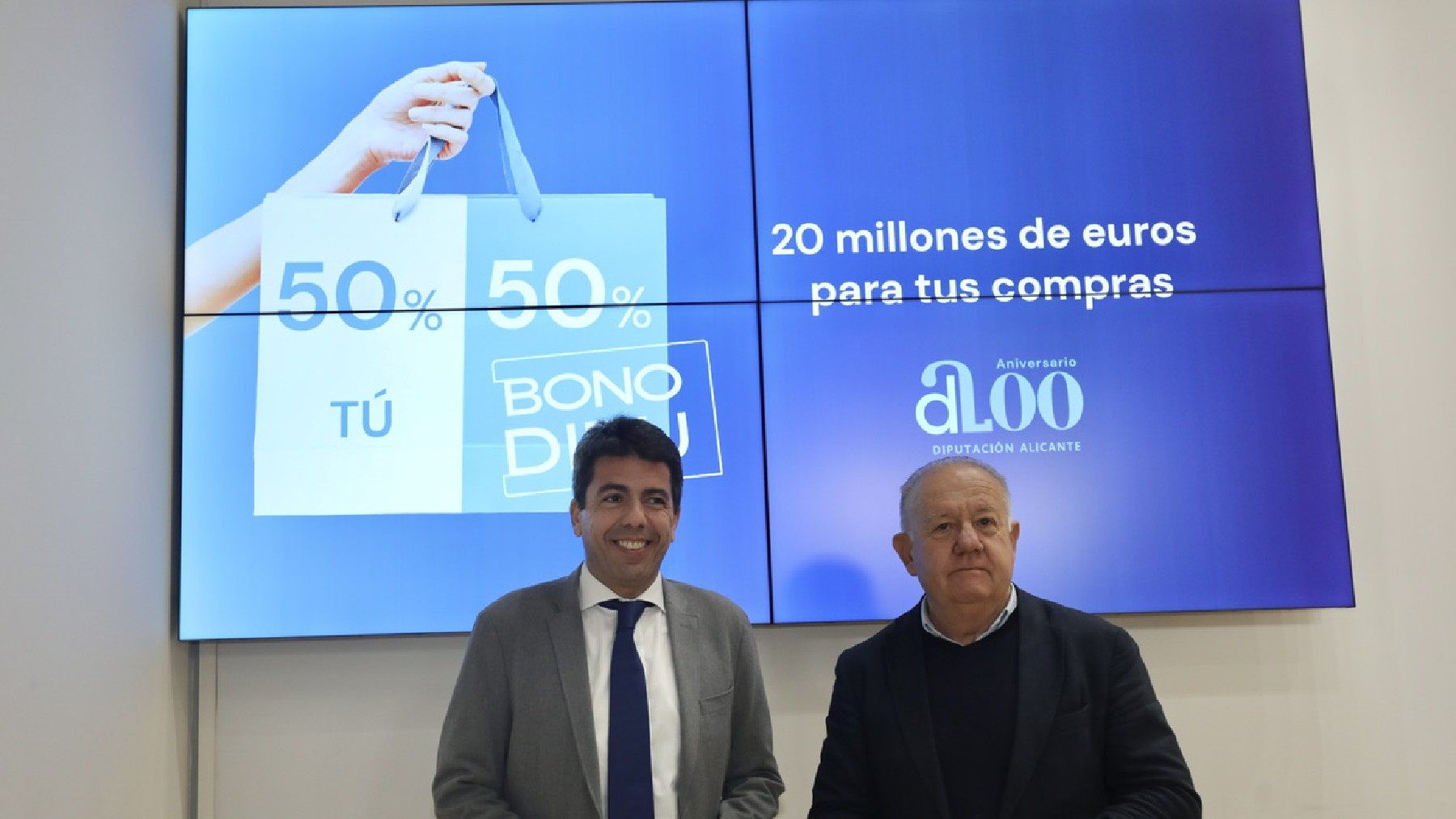 Mazón, con Sebastián Cañadas, en la presentación de la última edición del bono consumo de la Diputación de Alicante.