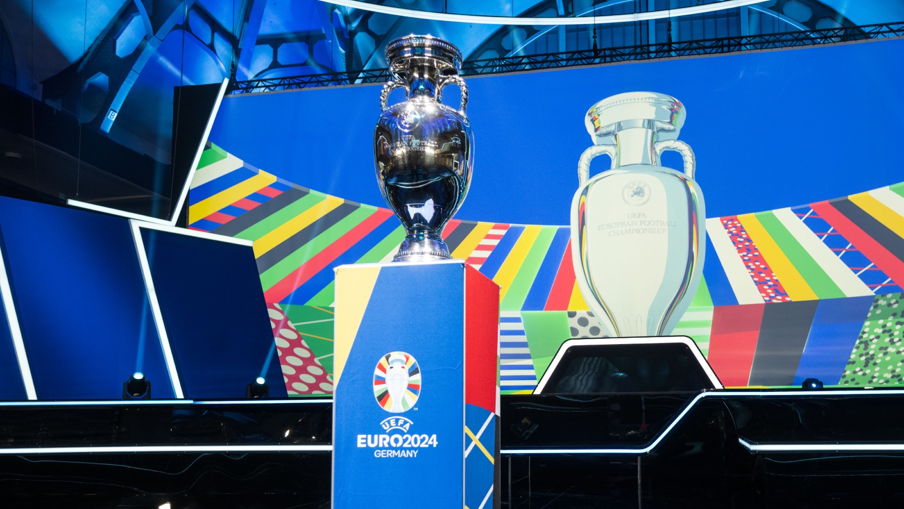 El trofeo, en la ceremonia de sorteo de la Eurocopa 2024. (Getty)