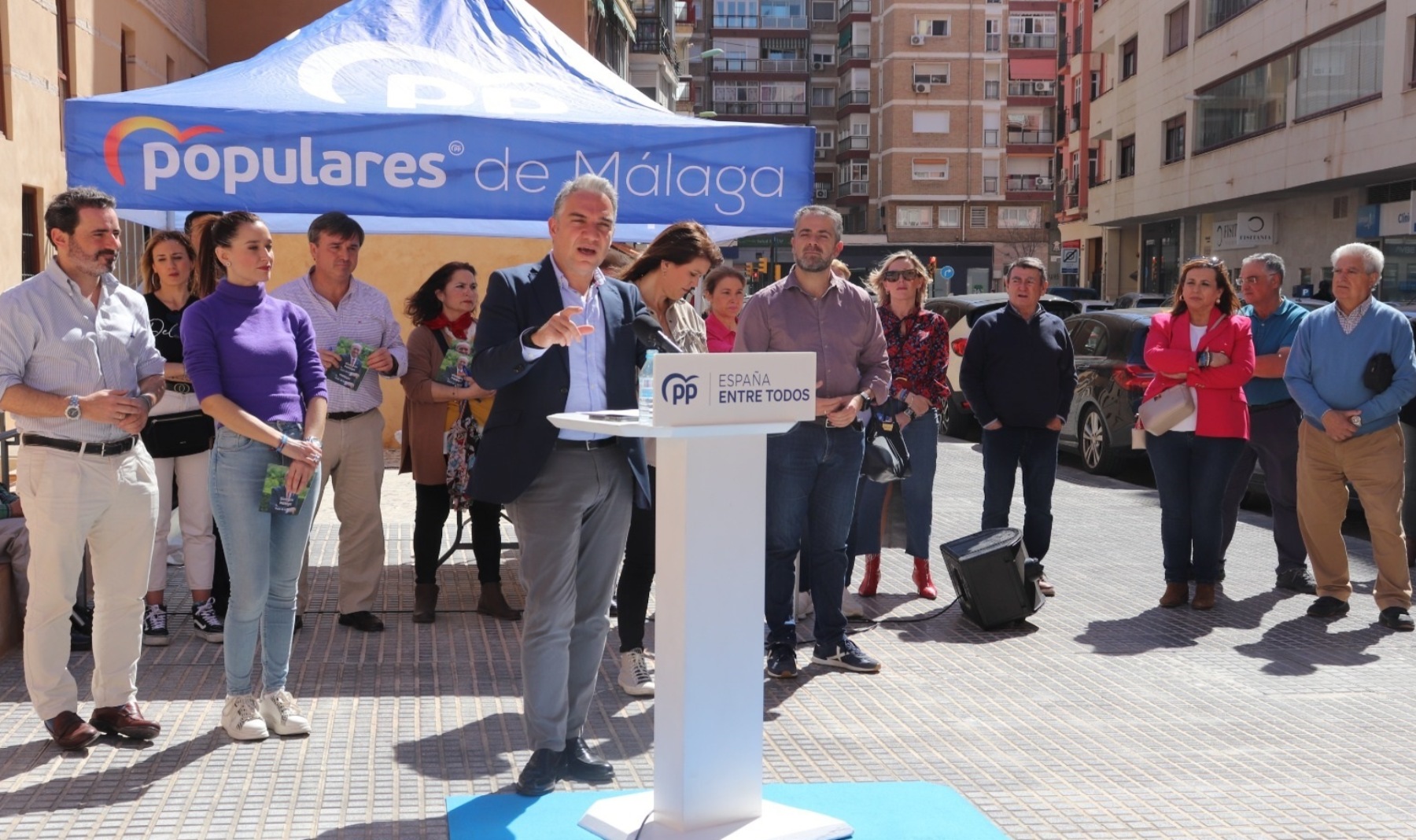 El coordinador general del PP, Elías Bendodo, en la visita a una carpa del PP en Málaga.