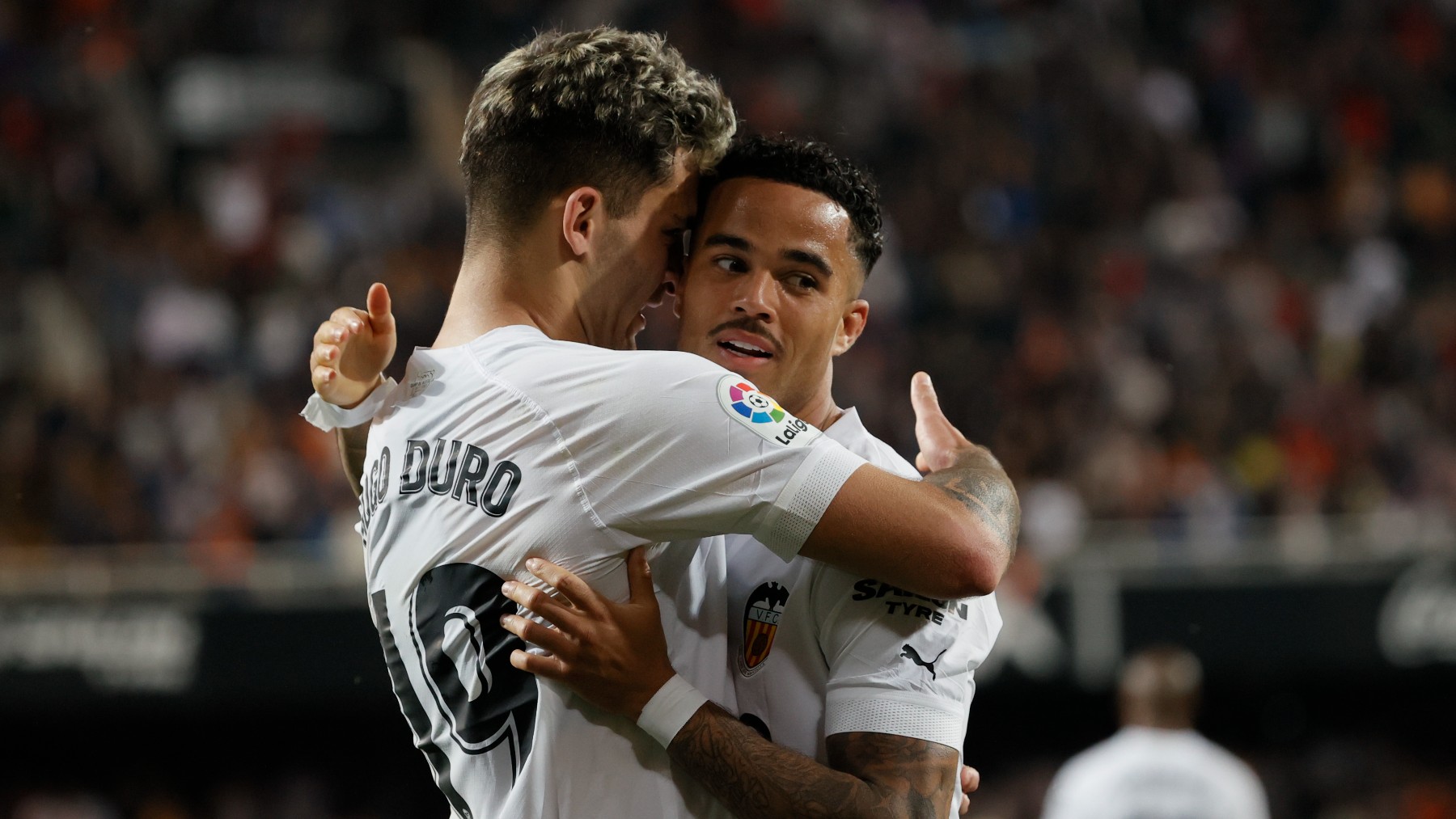 Kluivert y Hugo Duro celebran el gol del Valencia. (EFE)