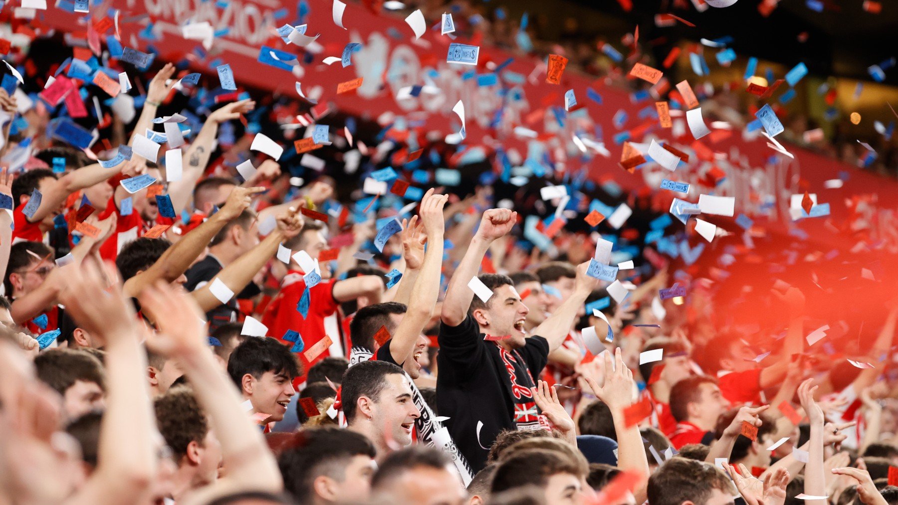 Los aficionados del Athletic lanzan billetes en San Mamés. (EFE)