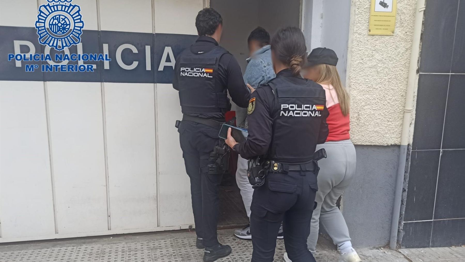 Detenidos un hombre y dos mujeres por estafa, hurto y pertenencia a grupo criminal en Palma.