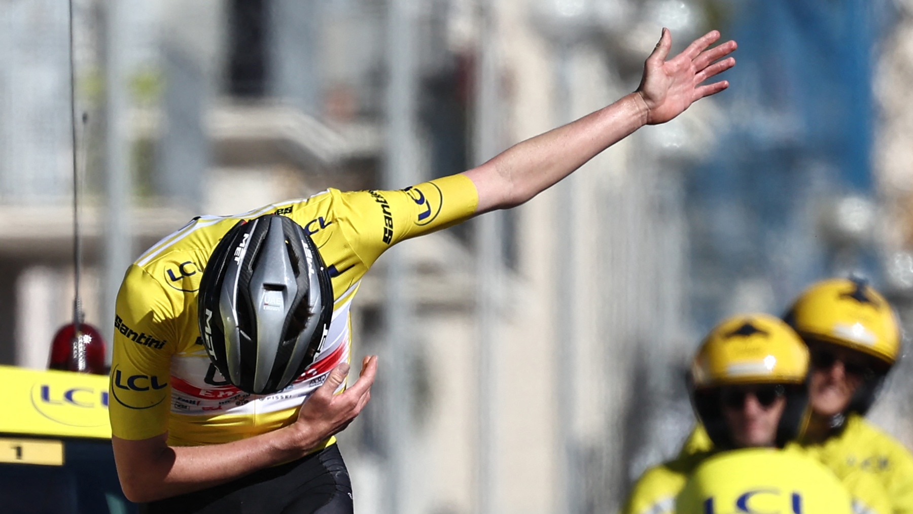 Pogacar celebra su triunfo en la París-Niza. (AFP)