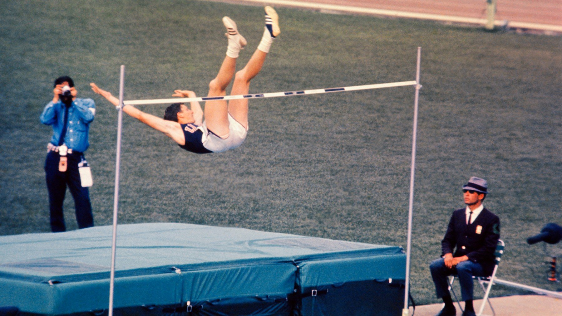 Dick Fosbury, campeón olímpico en México 1968 con su innovadora técnica que luego todo el mundo copiaría.
