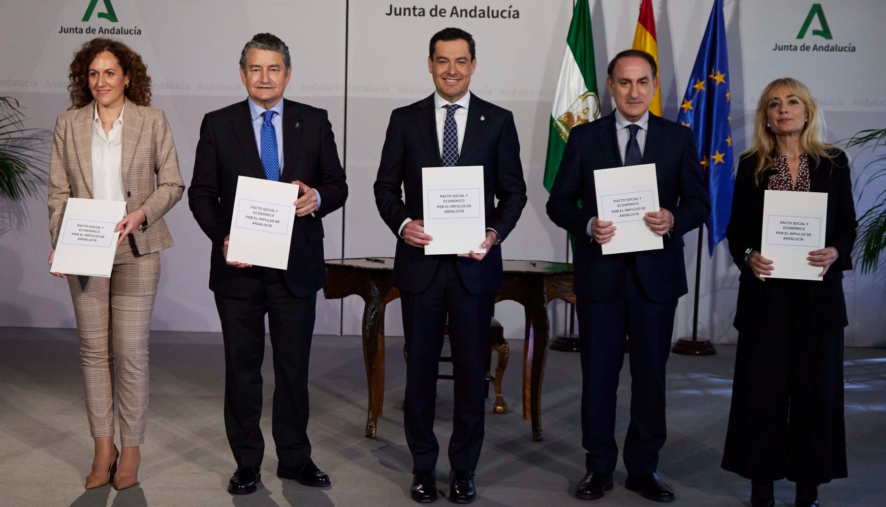 El presidente de la Junta de Andalucía, Juanma Moreno, con el resto de actores firmantes del acuerdo (EUROPA PRESS).