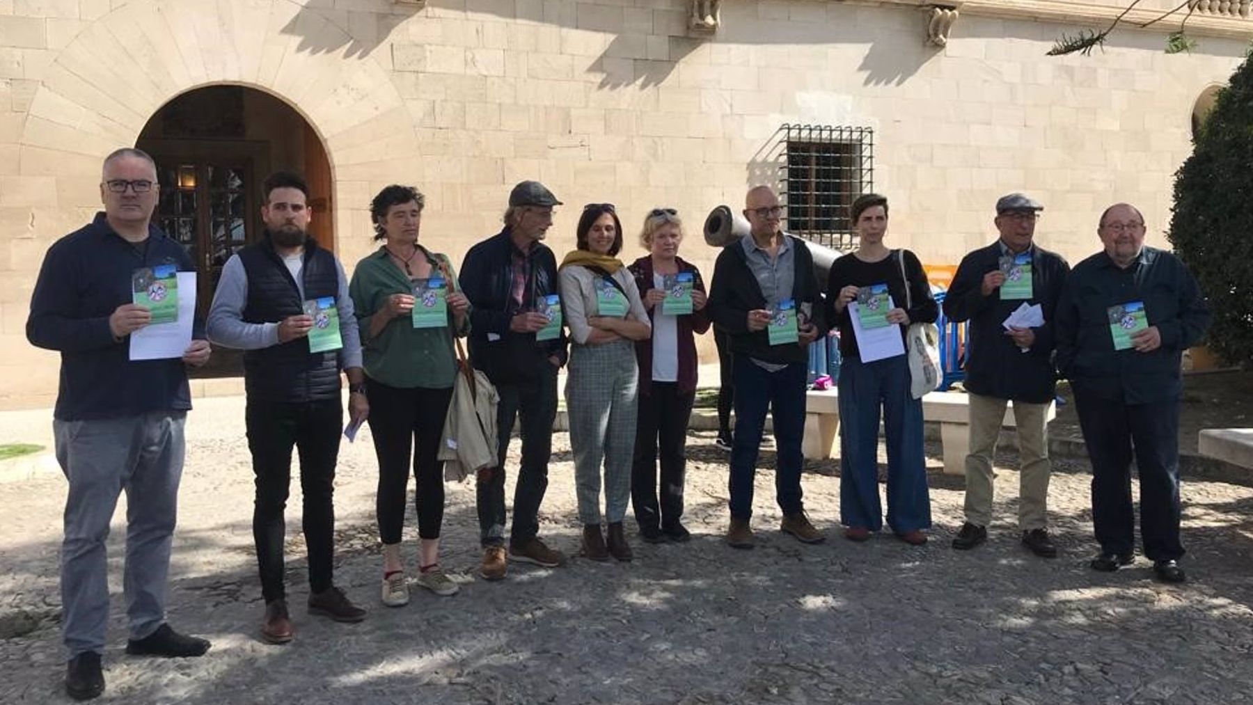 Representantes de la Plataforma contra el Megaparque Fotovoltaico de Selva frente al Consolat de Mar. (Europa Press)