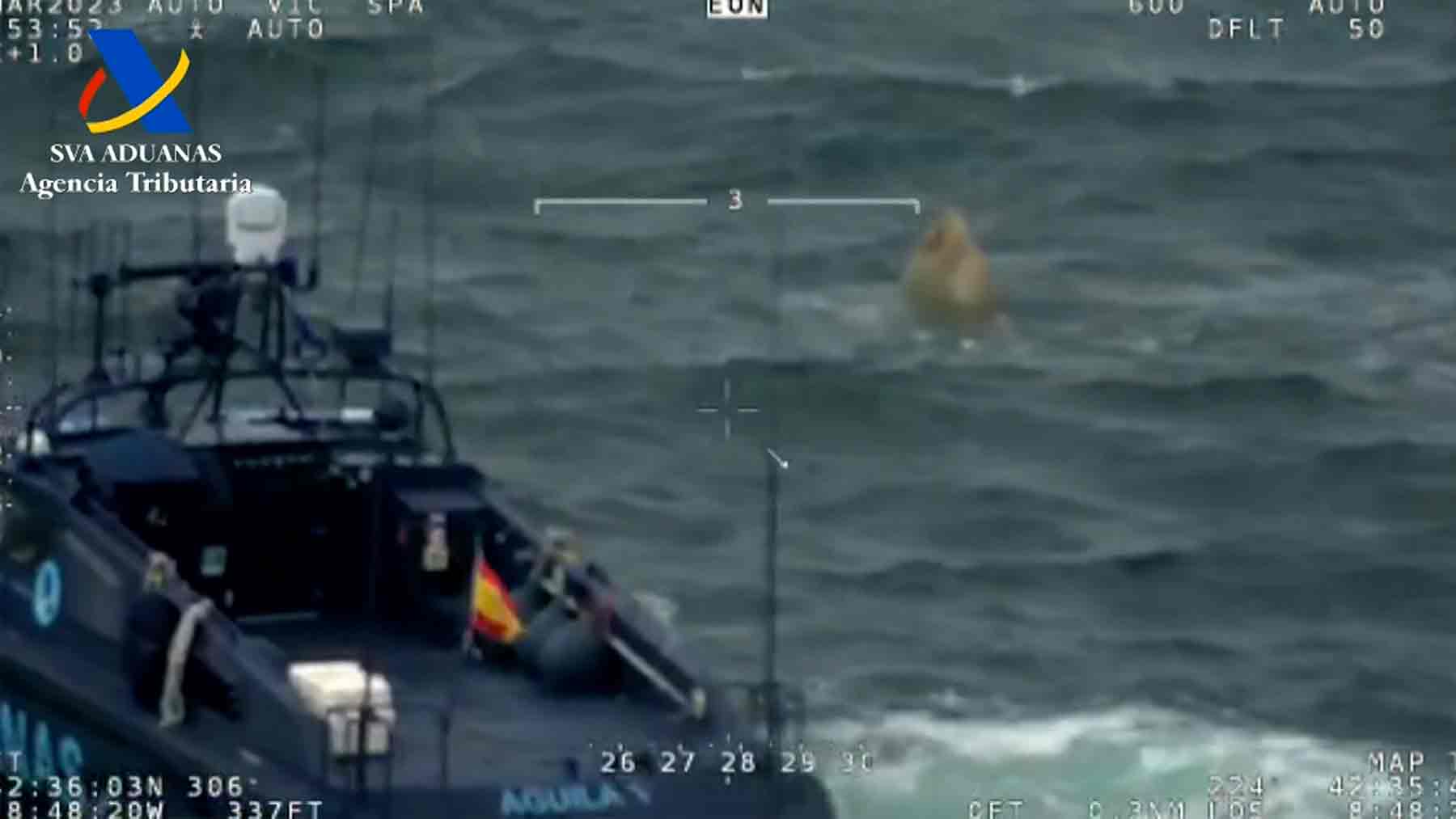 Una patrullera de la Guardia Civil junto al narcosubamrino.