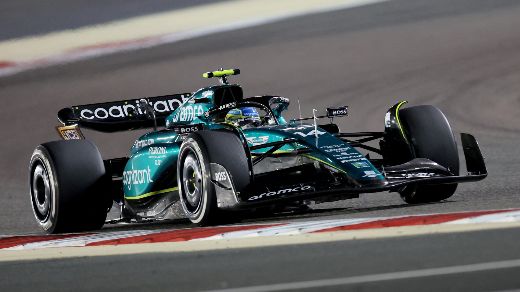 Fernando Alonso pilotando su Aston Martin. (AFP)