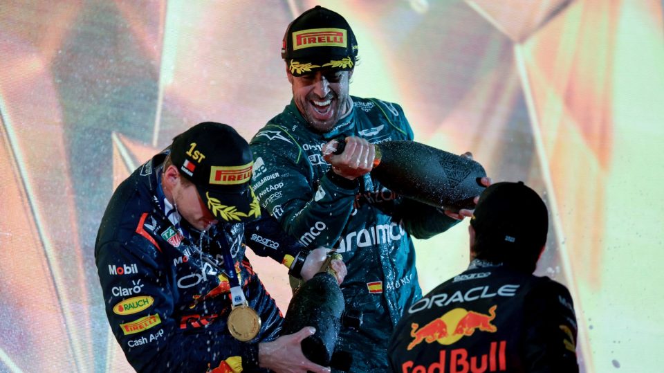 La imagen de los gurús de Aston Martin junto a Fernando Alonso 'espiando'  el arma secreta de Red Bull