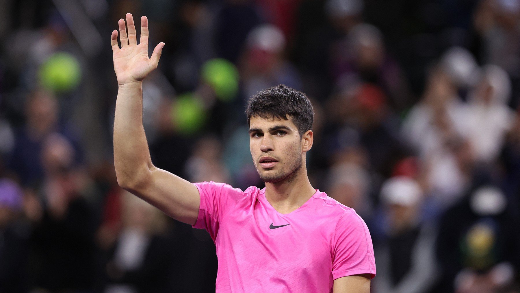 Carlos Alcaraz saluda al público de Indian Wells tras su victoria. (AFP)