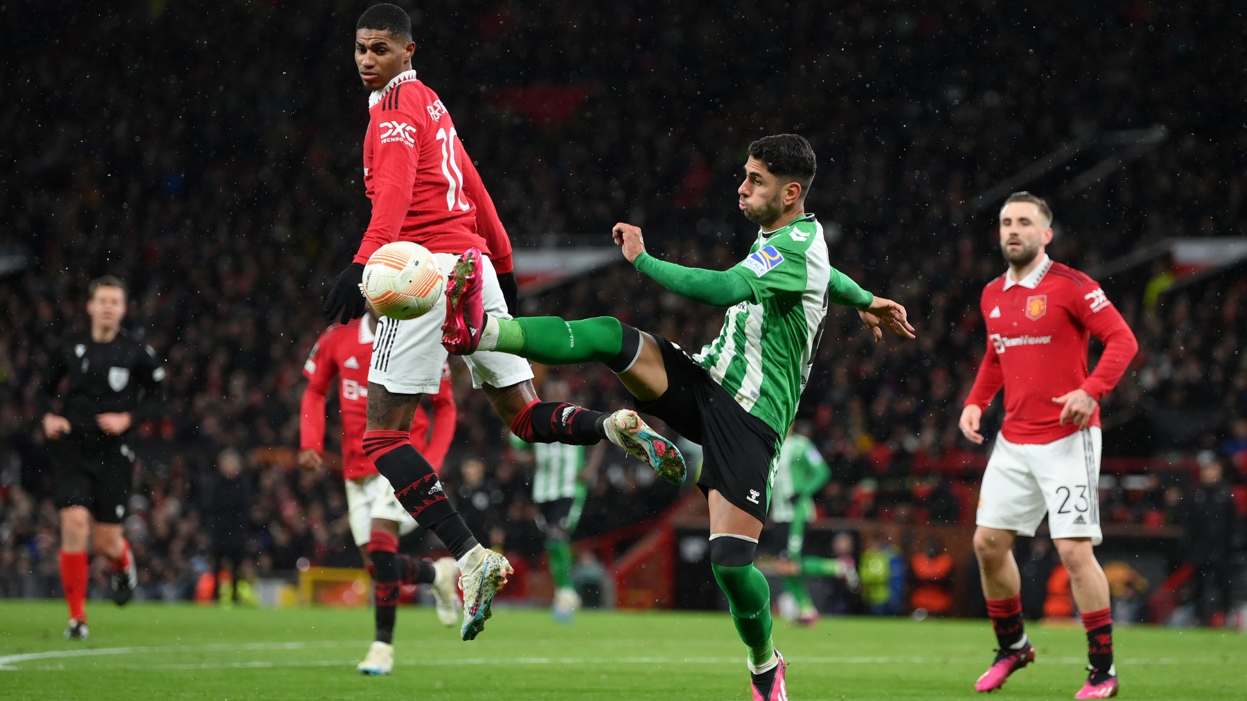 Ayoze Pérez y Rashford pelean un balón. (Getty)